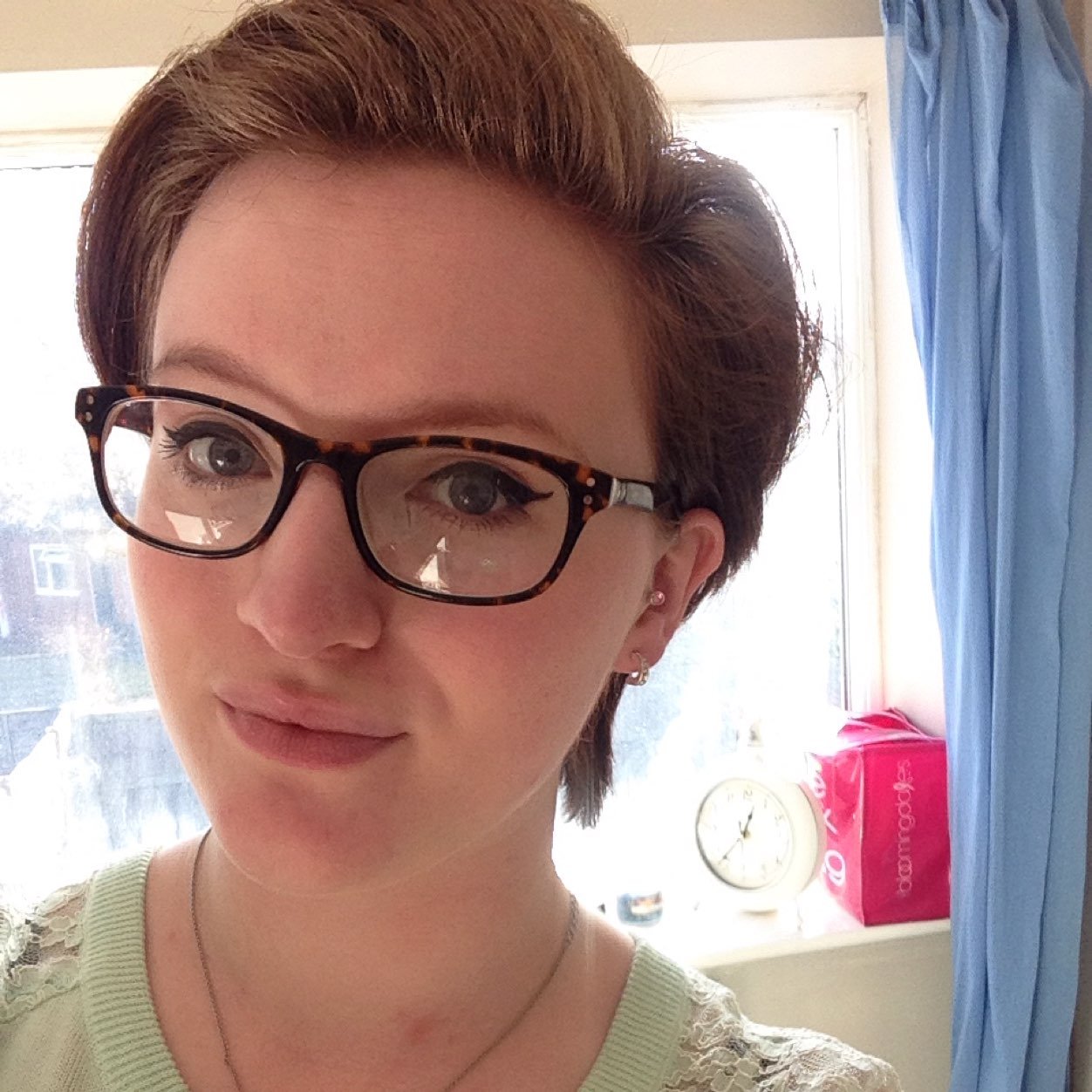 I'm not smart i just wear glasses. Up and coming Hair stylist. ^.^