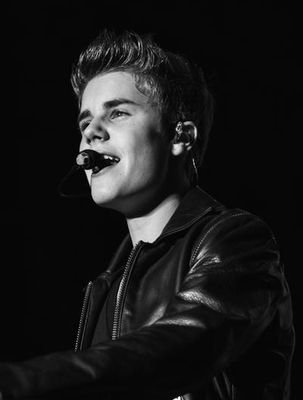 Hi! I'm 21 #Belieber 25/03/13 11/11/2016 I SAW MY IDOL Justin Bieber!! HUNGER GAMES LOVER ♥♥♥