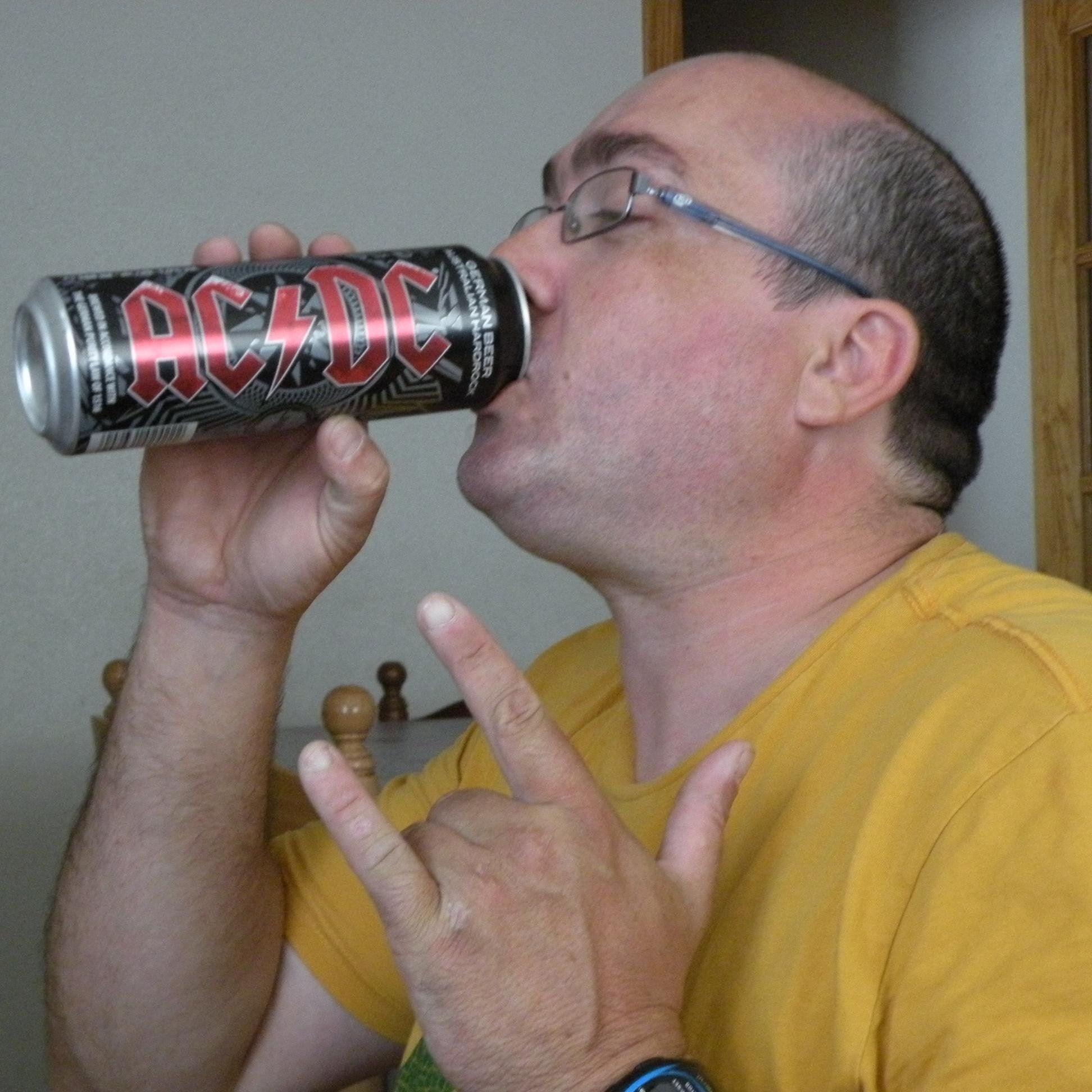 voz libre, progresista convencido ,Guitarrista a ratos libres, Gran padre y Geneticamente Herculano....barcelonista de adopción. piloto de la escudería MFR.