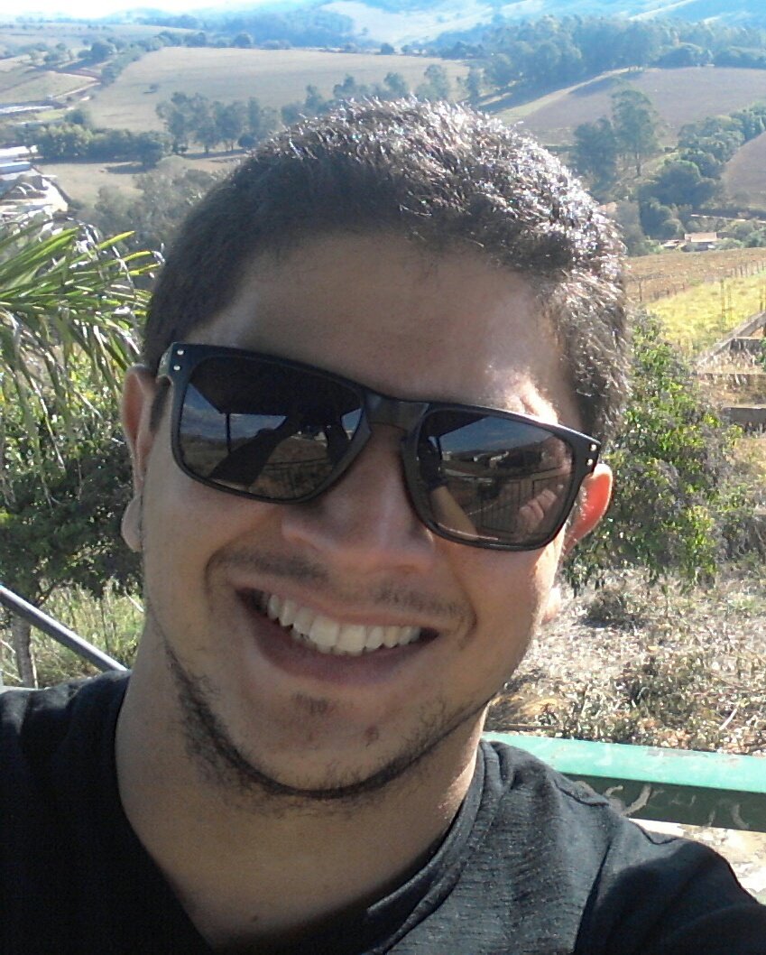 Simples, porém aprecio as boas coisas da vida. Educado, mas não evito uma boa discussão. Trabalhador, mas curto muito um dia de preguiça. Esse cara sou eu!