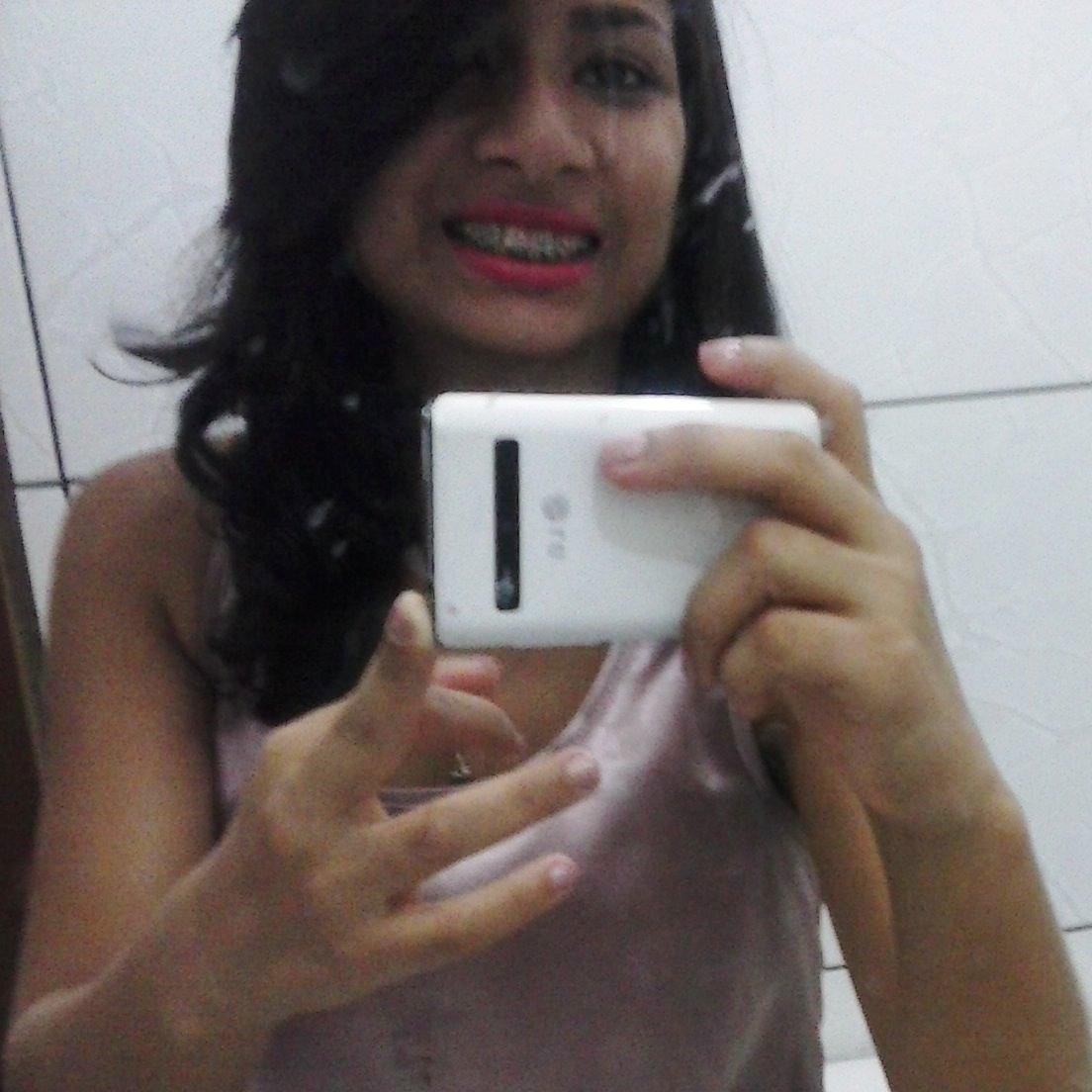 Olha aí o tempo passando ♀
E a gente se esbarrando outra vez ♪ ♪