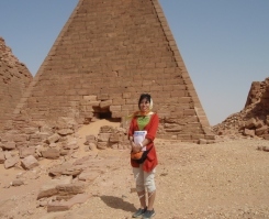海外旅行と歴史が好きです。専門は西欧の中世専攻で、プロパガンダなど勉強しました。本を読んで考察するのが好きです。歴史を考察して現地に実際に行くことで視野が驚くほど広がります。ちなみに趣味は大学から今まで続けてる競技ダンス。写真はお気に入りの国、スーダンのピラミッド。最近は宝塚にハマり中。みちこさんとまぁ様が好きです。