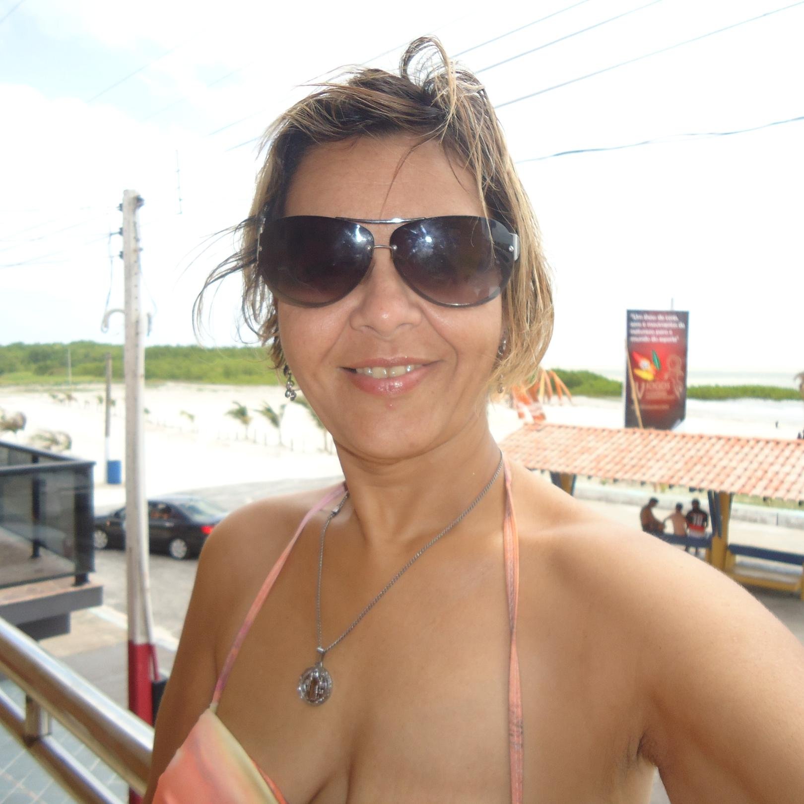 Sou uma pessoa em constante mudança e auto conhecimento. Q usa o sorriso como a maior arma contra as adversidades.