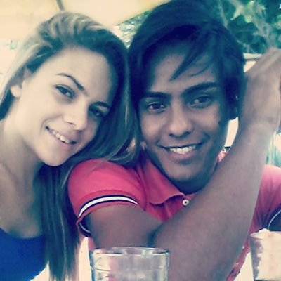 A menina da foto ao lado.
Aqela. chei de defeitin.
Sou Chata, feia, Boba. Isso eh vsê qm diz.
Não julgue pela embalagem.
Mais sim pelo conteúdo.