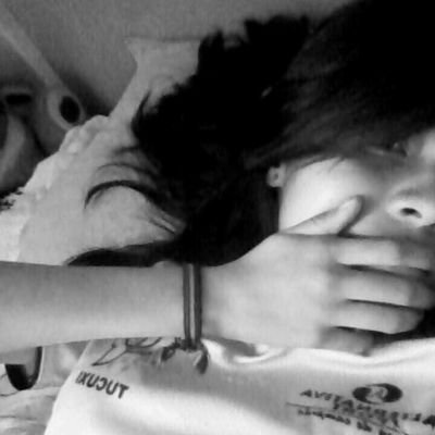 A gαrotinhα imperfeitα,
αquelα que chorα de dor,
αquelα que ja sofreu por αmor,
αquelα que sαbe se αrrepender ♥