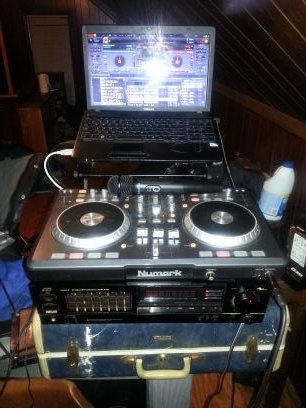 DJ love party man master Dj love out here now for a party that need done asap hit me up asap at soon as possible at 3137533246 and I take pictures out here now