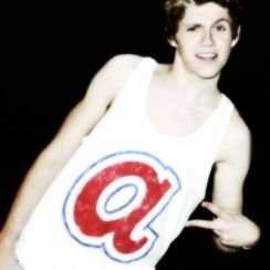 Sou fã da boyband mais rica do mundo q usa calças e blusas furadas e tem um nokia tijolão. q? - Directioner ❤