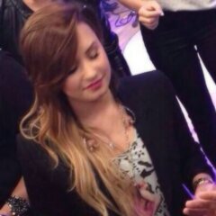 desconsidere esse user babaca e venha fazer parte do grupo de lovatics no wpp