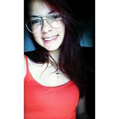 Sou ciumenta, boba, insegura, romântica, chorona, mandona, orgulhosa, irônica, sonhadora, exagerada e dramática.