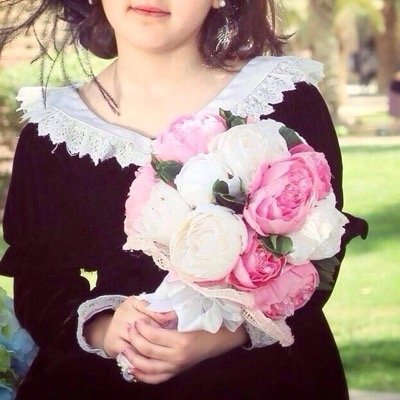 متفائلة احب عائلتي حد الجنون ولكني عنــيـدة ودمعـتـي قريـبــه وأسامــح ولكنــي صعب أنـســى شــي كـســرنـــي ......