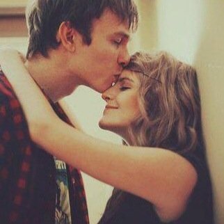 El amor es cosa de existir, existir es cosa de amar, amar es felicidad.
