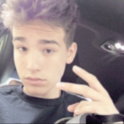 follow @_IdkWhitesides bc she gave you this free follow