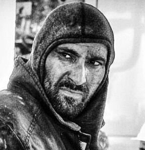 يتيمگ إن قال وأكثر خاصمگِ .. عاتبگِ .. يُعذر فلقد أوصى الله تعالى (فأما اليتيم فلا تقهر)(لاأقتــبس)