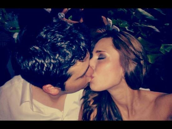 Tu mi amor y siempre sera así ! aprendiendo a respirar , con el aire que me das respirando un día mas , la vida que me das un preso en tus labios amor....