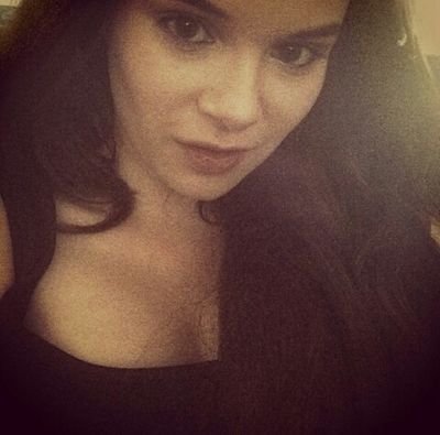 Moi c'est Léna, j'adore faire la f
ête,  sortir entre amies ou avec des inconnus ^^
un peu geekette, mais juste ce qu'il faut ;-)