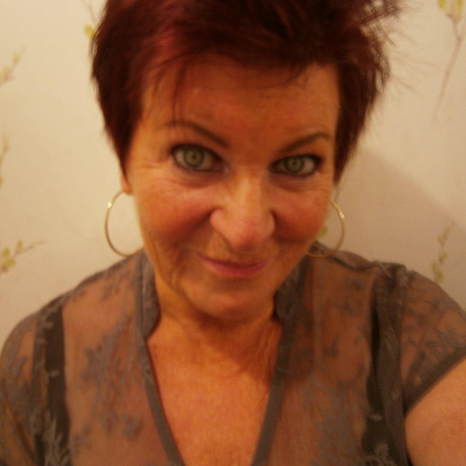 Gardener, avid cake maker and baker, mother of Vicki & Jane grandmother of four handsome  boys, whom I adore !! sewer of many things !