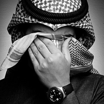 انا هنا مجرد احساس اكتب عن مشاعر رجل مستترة خلف حماقة الكبرياء . ابوح لكم بحقيقة الرجال وليس اشباههم ! وجعي مكتفي ذاتياً عن اي علاقة جديدة ..