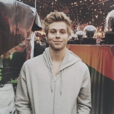 Ashton Fletcher Irwin est mon bf, malgré qu'il soit con. (keur sur toi pd)
/Lorena\