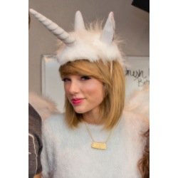 Can Taylor be my nightingale? Sing to me. Lovato || Sheeran || Swift