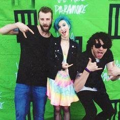 Você construiu um mundo de mágica, porque sua vida real é trágica. (8'
- PARAMORE