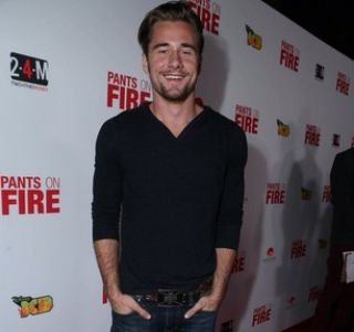 Votre source sur l'acteur Luke Benward, qui joue le rôle de Will, dans Cloud 9 : l'ultime figure ! #Benwardians   Partenaire : @StarsLivemag