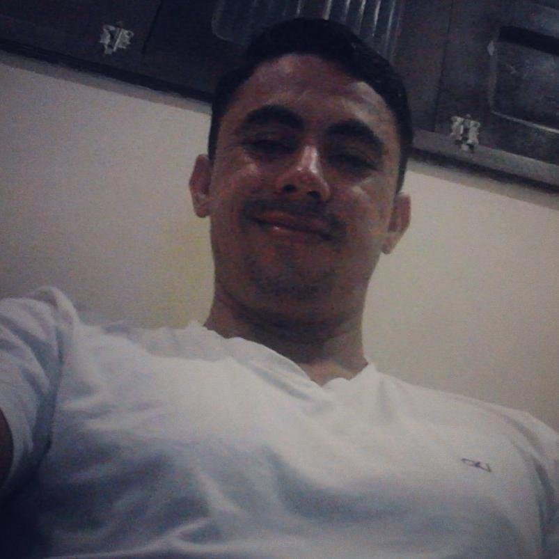 Adoro livros, música, esportes e academia... Sou tranquilo e aprecio a simplicidade!!