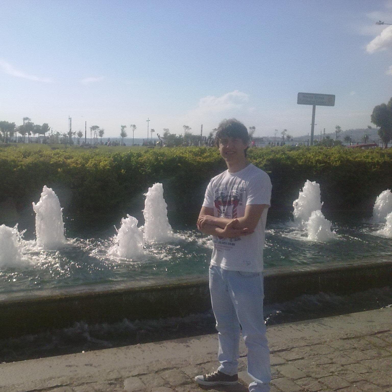 muammer9235's profile picture. HerşeyinIe seversin, tüm gücünIe beIki; ama yine kaybedersin. Neden mi? Çünkü her ‘seviyorum’ diyeni adam zannedersin.
[BoB MaRLeY]