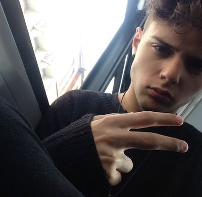 And all I can do is say that these arms are made for holding you. —18, etero.