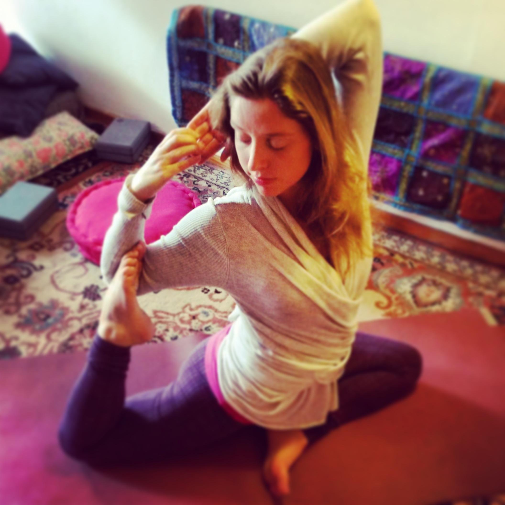 Du Québec à la France, Stéphanie Gagné partage sa passion pour le yoga à travers son enseignement: Hatha, Vinyasa, Yoga thérapie et SUP YOGA!