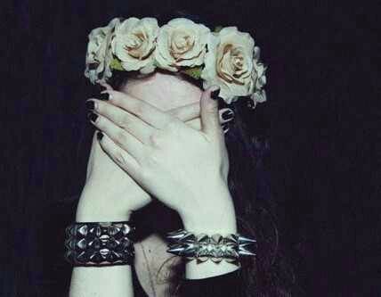 UneEnvieDeM's profile picture. Demons.