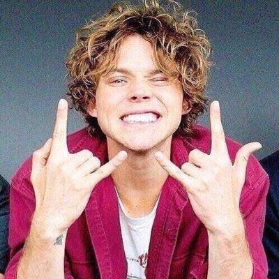 We love our fans like family | 5 seconds of summer | Man of 1000 drumming faces | our album! http://t.co/gsabClqSYf