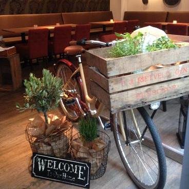 bistroett's profile picture. Linköpings mysiga och hemtrevliga Bistro på kroggatan mitt-i-city! 013-104011 bordsbokning@bistroett.se