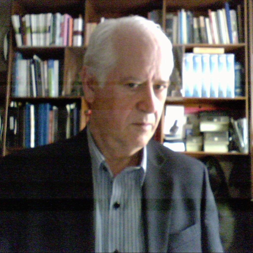 Medico Investigador y Administrador.Magister en Salud .Trabajos:MSP/IESS /Petroecuador Profesor Universitario, Presidente Medicina Ecológica