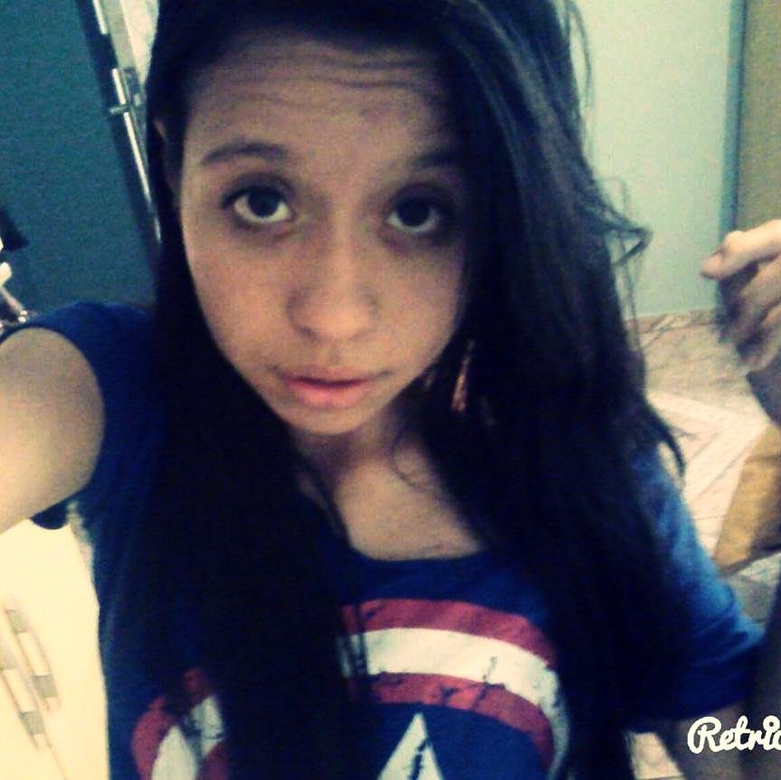 Pobre menina que atrás de um sorriso tão belo, esconde um sofrimento que parece ser eterno.