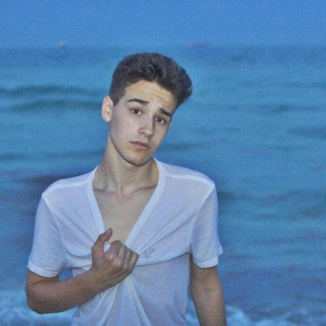 plz rt the link below so Jacob will follow my friend for her birthday! tysm :)
