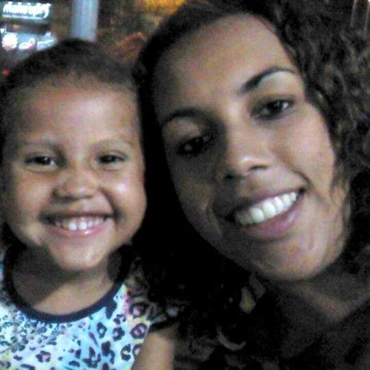 SantaKizzy's profile picture. Se eu tivesse que viver minha vida novamente, eu cometeria os mesmos erros, só que mais cedo.
•A vida é mais simples do que a gente pensa.