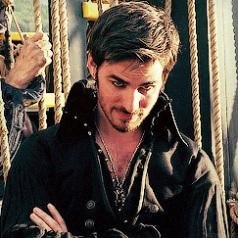 Killian Jones, más conocido como Capitán Garfio. Detesto que una mujer pierda su corazón a menos que sea por mí. Desconozco la palabra piedad.