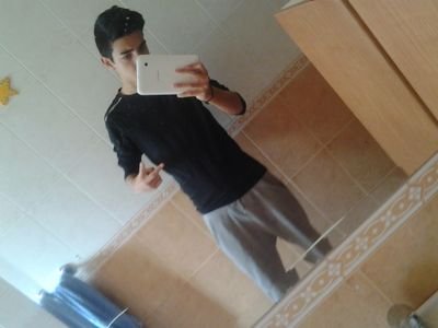 { @MarioGoetze }  Te miro, sonrío y me pregunto: ¿Cómo haces para gustarme tanto?  •Por pequeñas mentiras se pierden grandes personas•