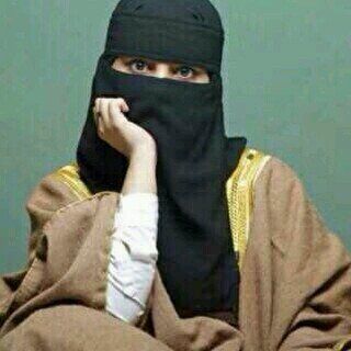 ‏احيَانا كل مَا نرِيدَه ؛ هوَ شخص يلاحِظ مَا وَراءَ صمتِنَا ، شَخص يَقول انَا هنا انَا افهَمك ، انَا احتَضِن حزنَك ، انَا لِسعَادَتِك ♡ ْ