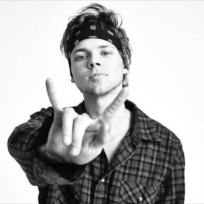 Use #AshtonGivesMeHope to show Ashton how much we care