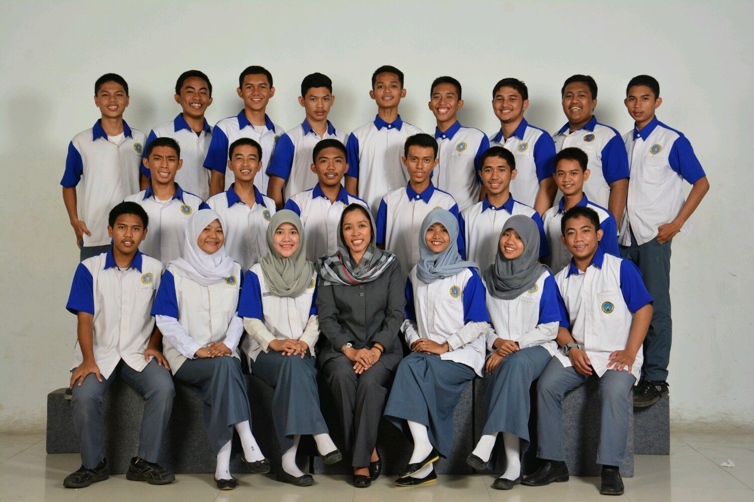 TEKNIK KOMPUTER JARINGAN (38) SMK NEGERI 5 MAKASSAR (STM PEMBANGUNAN) →XII TKJ terdiri dari 6siswi dan 26siswa←