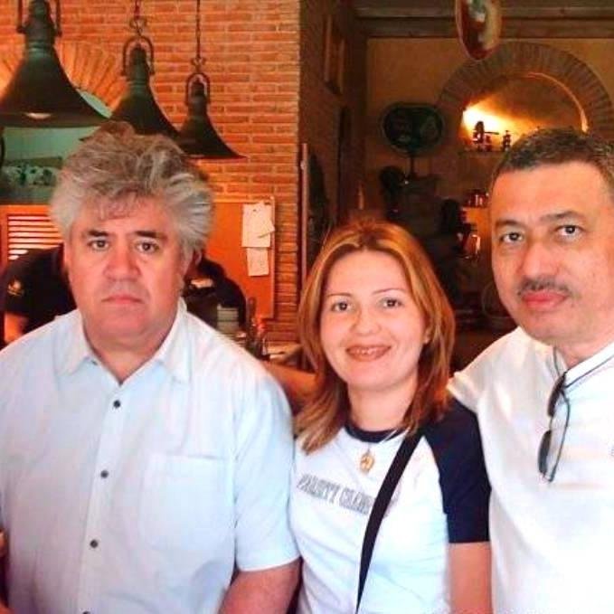 vivir en mi mundo paralelo es mi lema,sin hacer daño y sin intentar complacer a los demas sino a mi misma porque me lo merezco.