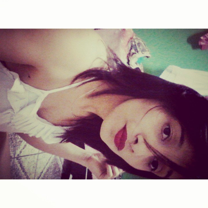 flamenguista nata ! adoro meus amigs *- amo minha familiaa , minha banda preferida e SLIPKNOT *---* e amoooo chocolate . awun