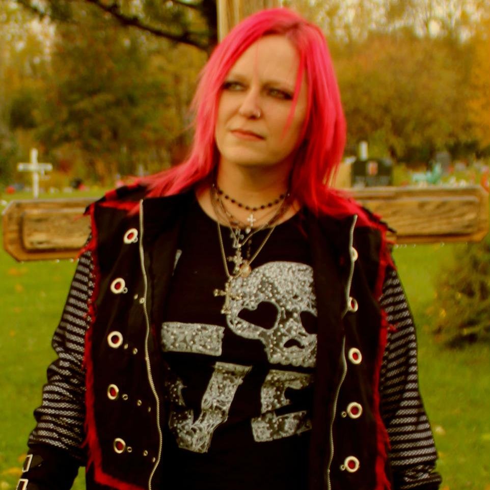 Lead singer. Guitarist. Songwriter. Publisher. Author. Reality TV Star. Band: @3_kisses. Works with @MadalynSklar at Social Networks for Musicians.