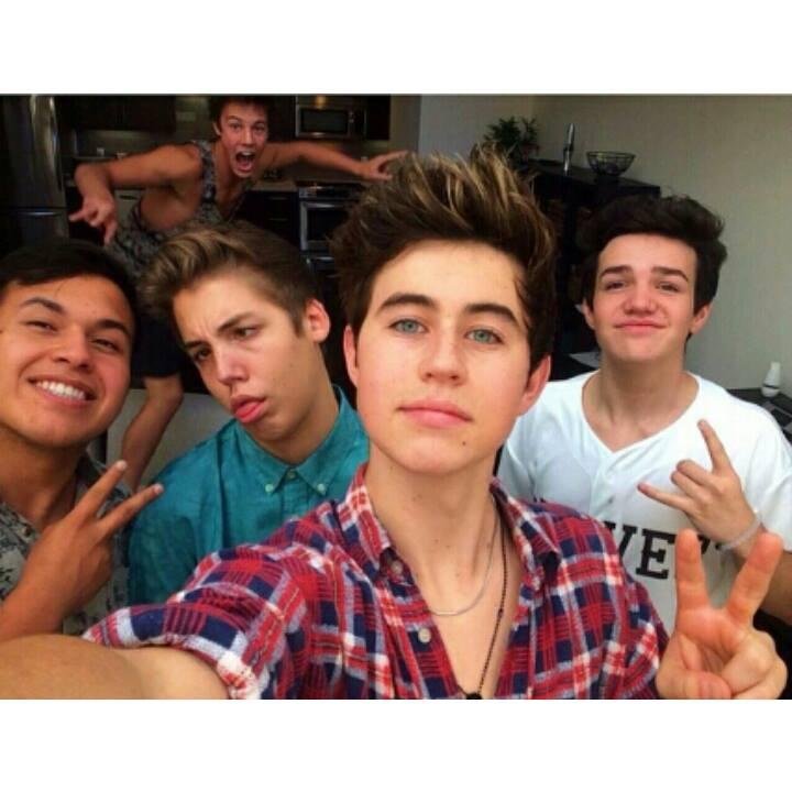 Hey!! ㋡ Don't follow this account!! Follow me on ☞ @_Nicolle_Horan ✌