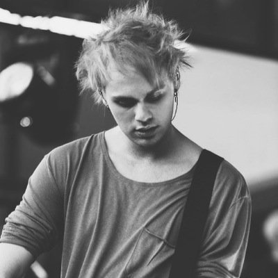 Im in love with four beautiful idoits @ashton5sos @luke5sos @calum5sos @michael5sos @5sos
im a #betcherinas
