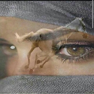سيأتي يوم وتجد من يضحي من أجل ابتسامة يرسمها على وجهك فلا تغلق ابواب قلبك فليس كل من يدقها ينوي جرحها