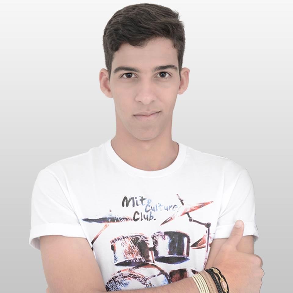 DJ, apaixonado por musica eletrônica, admirador de grandes produtores como David Guetta e Avicii.  Facebook. http://t.co/D7fyTlmx