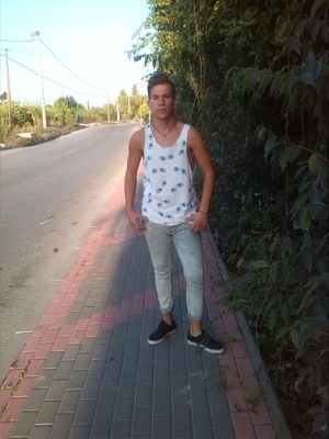No naci fuerte ,me hizo fuerte la calle                                               murcia