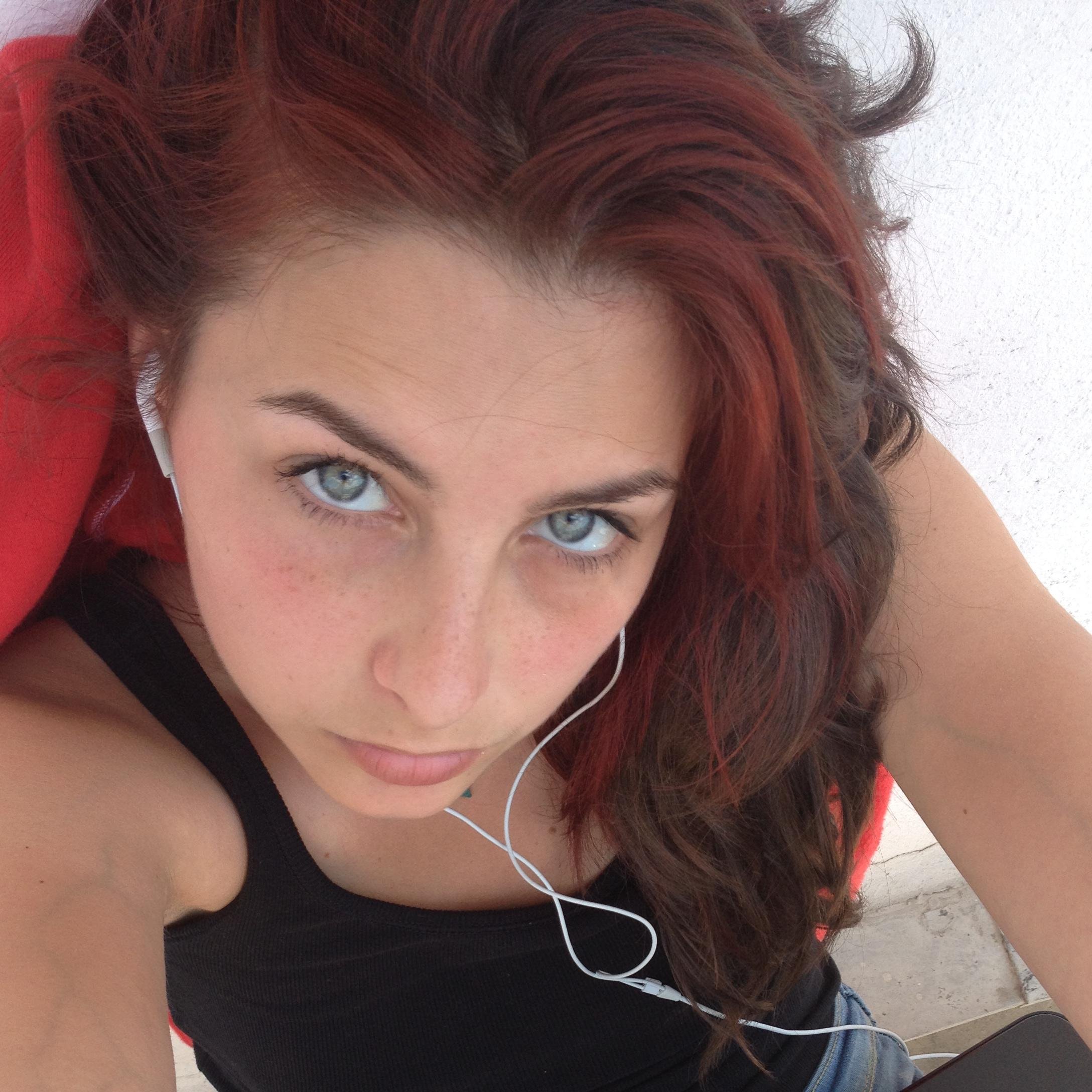 flavia_phavv's profile picture. 160 chars will never be enough